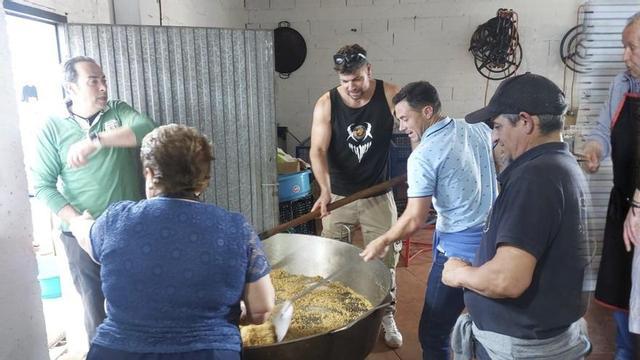Los vecinos disfrutaron de una deliciosa paella.