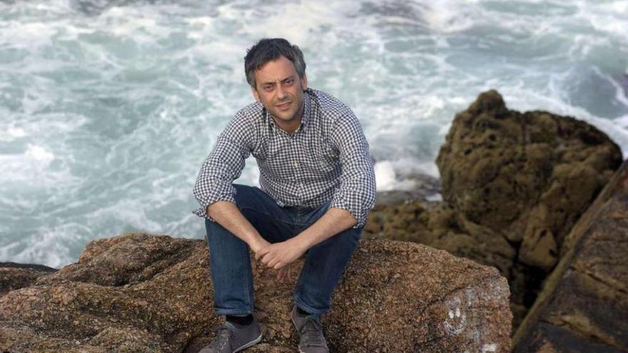 El candidato de la Marea Atlántica, Xulio Ferreiro, en unas rocas en Riazor.