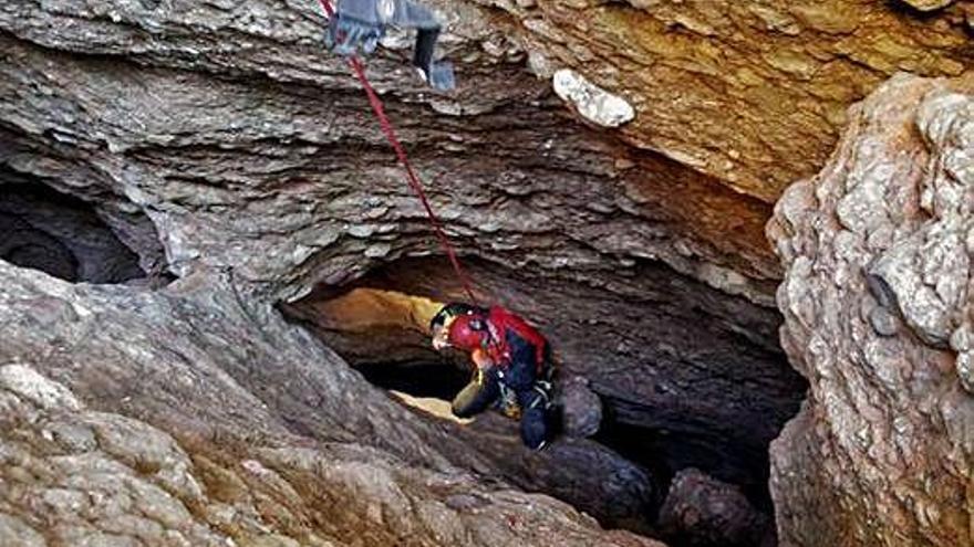 Especialistes de la Federació d&#039;Espeleologia revisen l&#039;avenc de la Portella