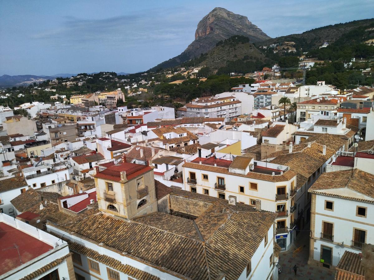 La impresionante vista de Santa Llúcia y el Montgó desde lo alto de la torre de la iglesia