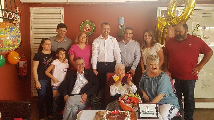 La cumpleañera junto a sus familiares, el alcalde Pedro Rodríguez, y el concejal de Servicios Sociales, César Medina