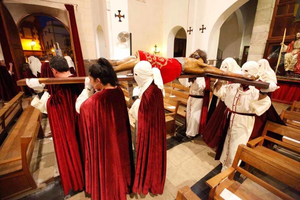 La cofradía de nuestra señora de la piedad de Sant Elm condujo la procesión del Santísimo Cristo de la Sangre