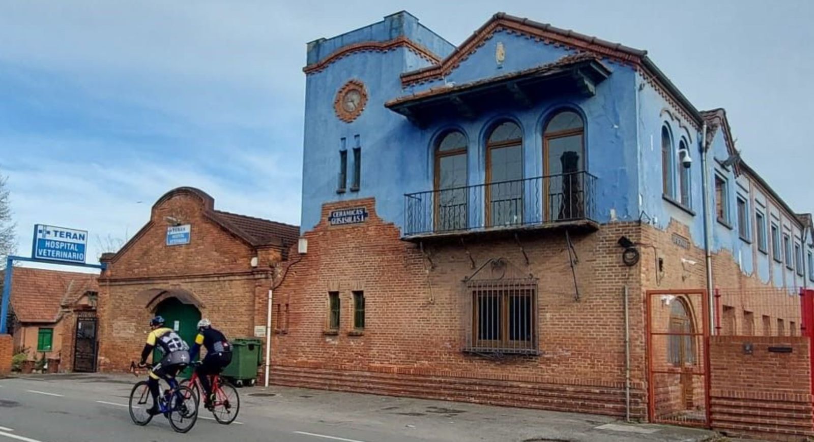 Edificio de las antiguas oficinas de Cerámicas Guisasola, en Cayés. | P. T.