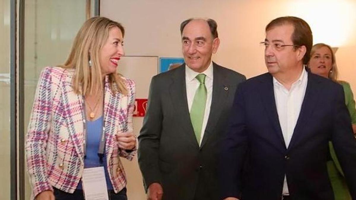 María Guardiola y Guillermo Fernández Vara junto al presidente de Iberdrola, Ignacio Galán (centro), este martes.