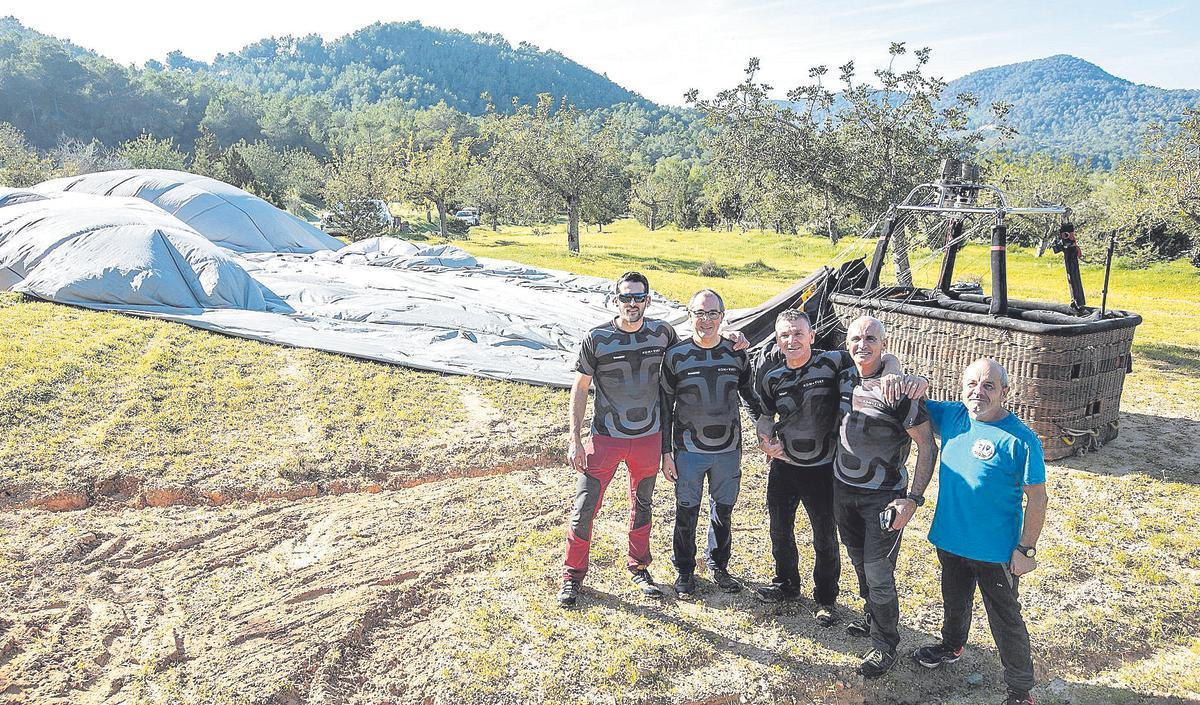 Los pilotos y el equipo de tierra en Ibiza tras el aterrizaje