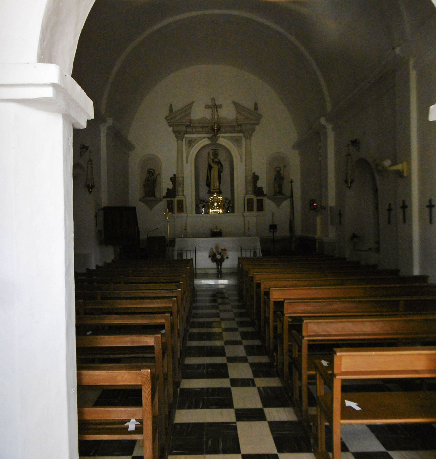 El senzill interior de l&#039;església de Sant Vicent, amb la imatge del patró Sant Vicent Ferrer presidint l&#039;altar