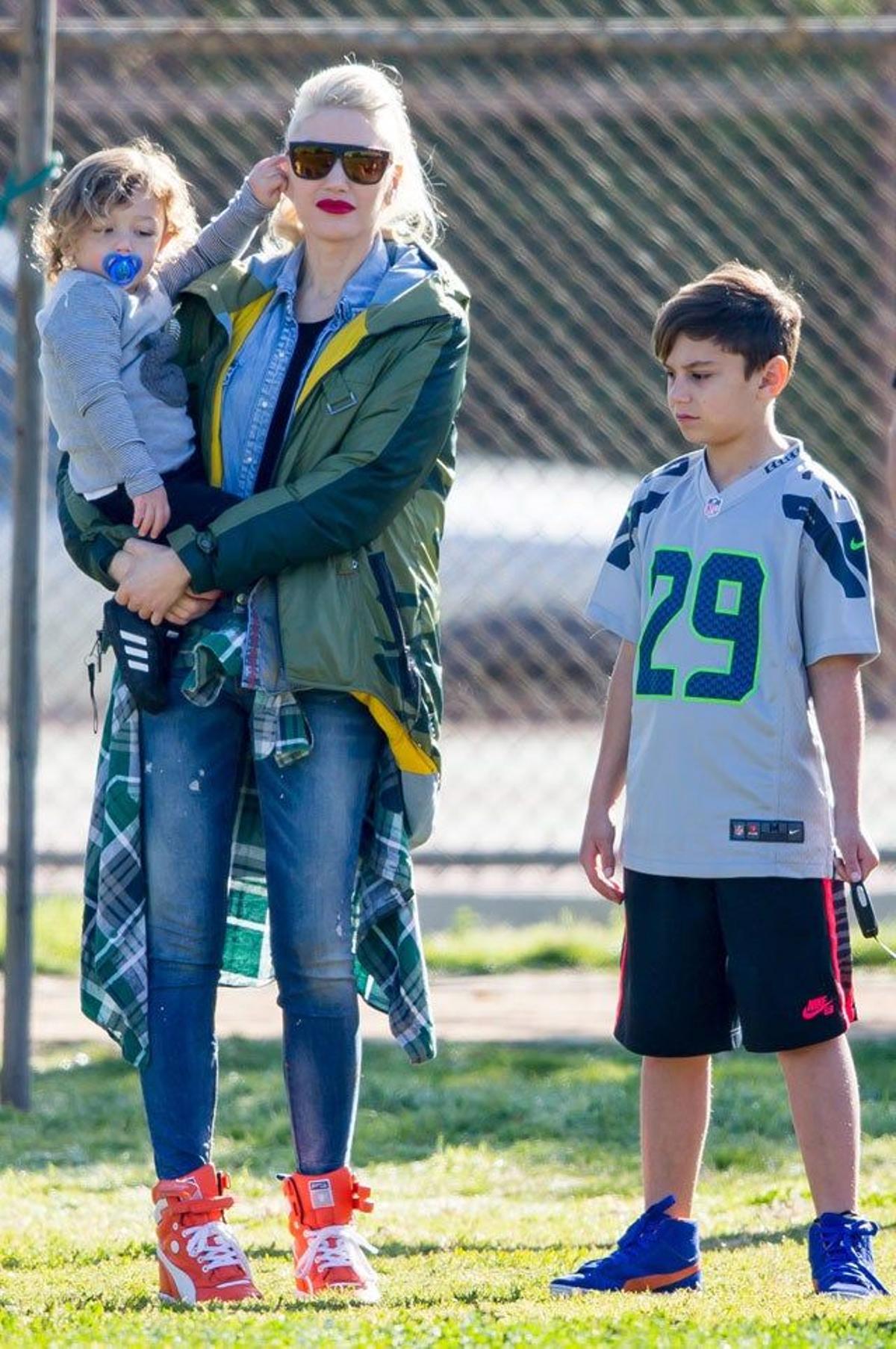 Gwen Stefani, con su hijo Apollo en brazos y Kingston al lado, en el partido de fútbol del equipo de Zuma