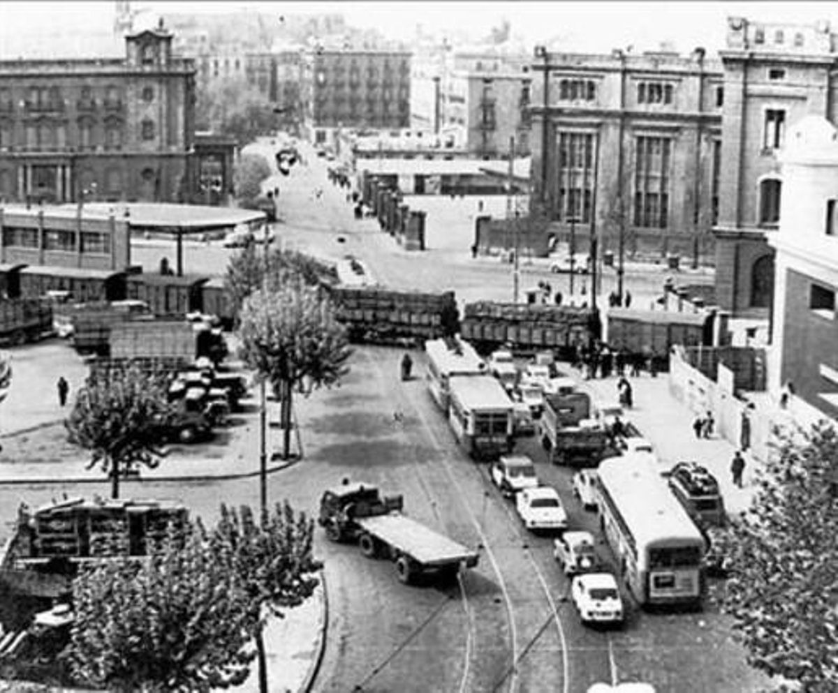 Un tren travessa el llavors passeig Nacional de la Barceloneta, el 1962. Un tren travessa el llavors passeig Nacional de la Barceloneta, el 1962.