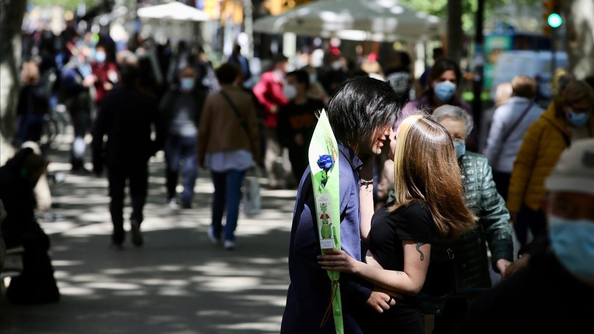 Las Rambla del Poble Nou vuelve a recuperar el ambiente festivo en la diada de Sant Jordi de este año.