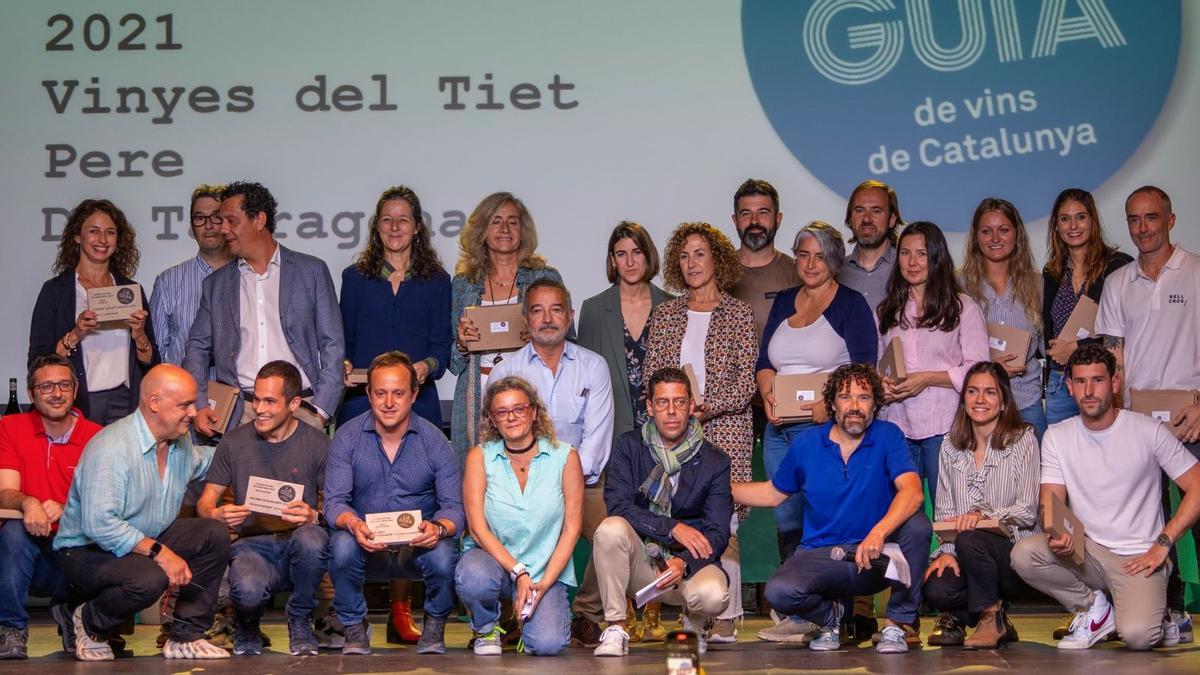 Varios de los premiados en 'La Guia de Vins de Catalunya de 2024', este lunes en Barceona.
