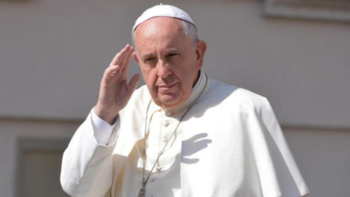 El papa Francisco saluda a los fieles congregados en la Plaza de San Pedro durante la audiencia general de los miércoles, el pasado día 17.
