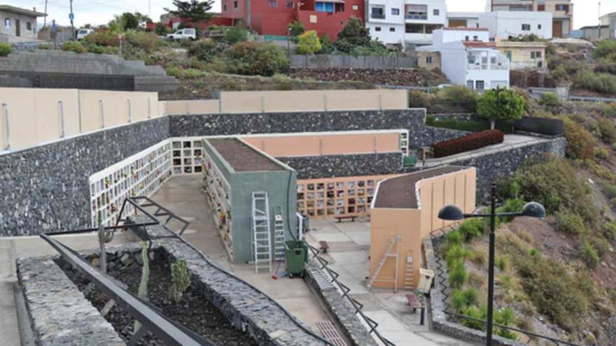 La caída de un árbol provoca daños y obliga a cerrar un cementerio de Tenerife