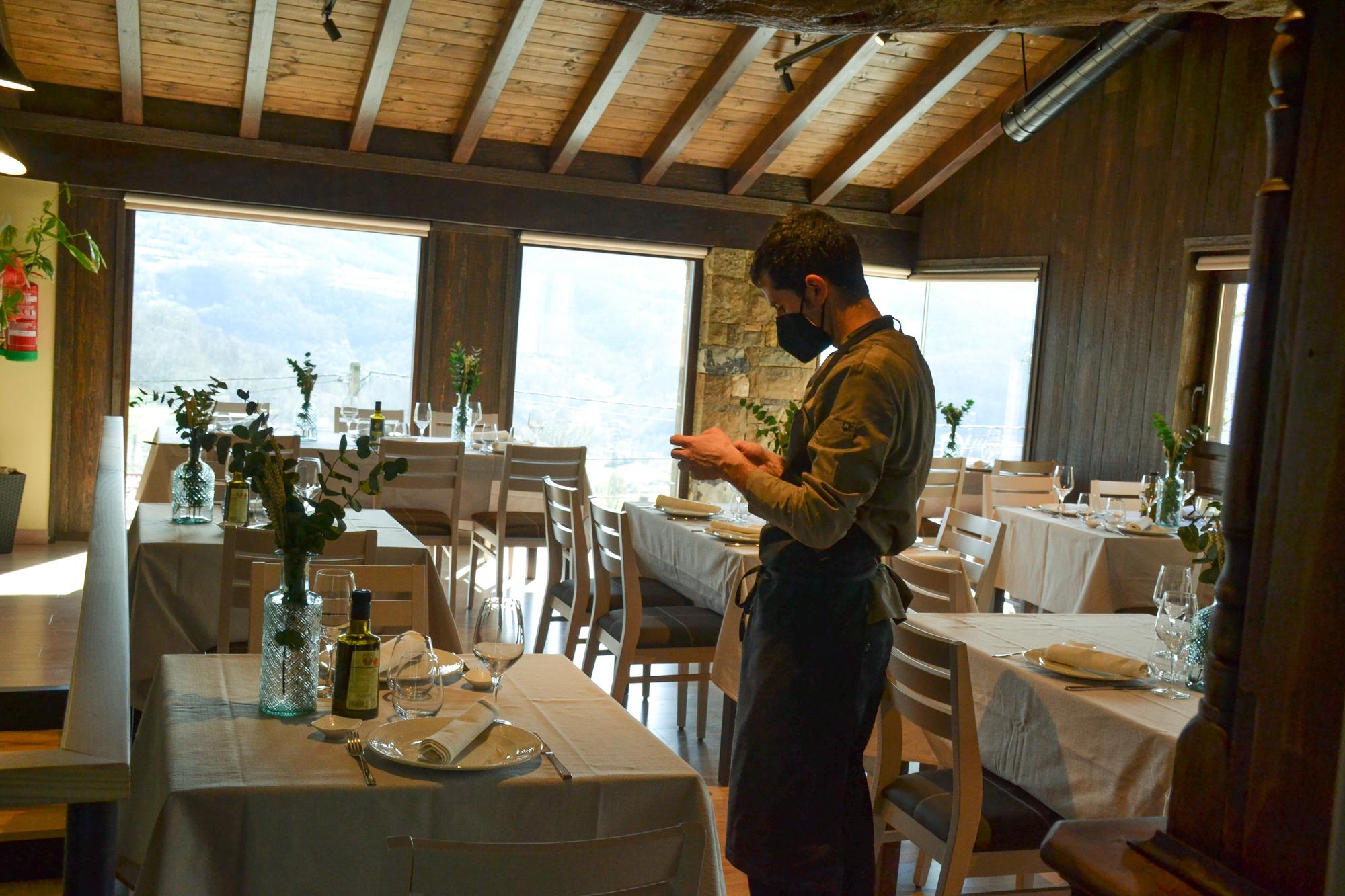 Nestor Viesca atiende una llamada en el comedor de su restaurante, en Campiellos.