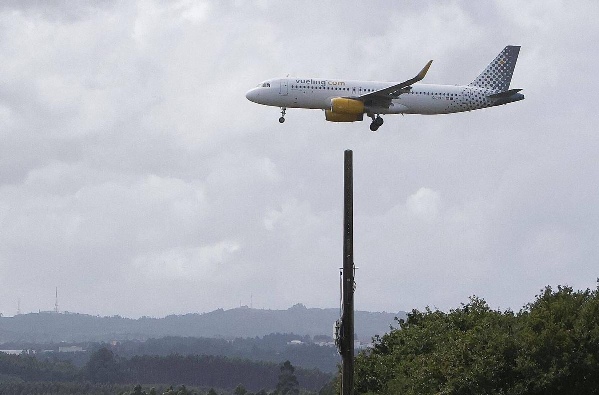 Un avión volando.