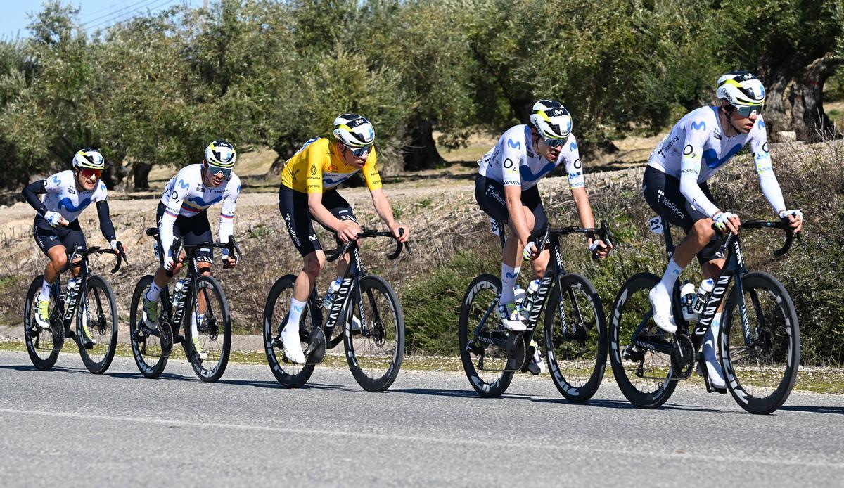 Romeo, con el maillot amarillo, escoltado por sus compañeros de equipo.