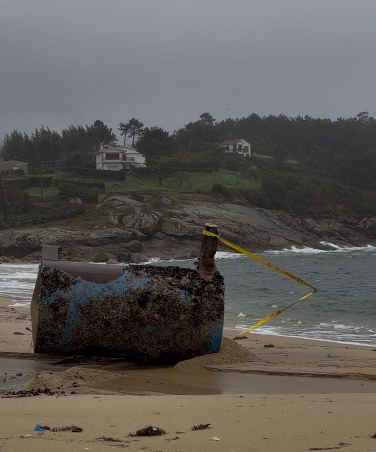El flotador de batea, ayer en la playa de Area de Bon. | FDV