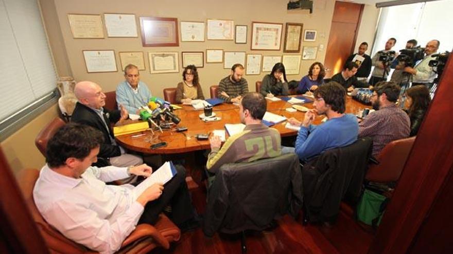 Abel Matutes y su hijo, a su derecha, ayer, durante una concurrida rueda de prensa en la sede de su grupo empresarial.