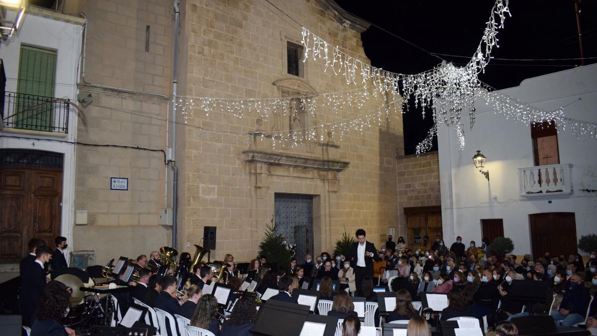 Un momento del concierto en la Plaça de l&#039;Església de Benitatxell