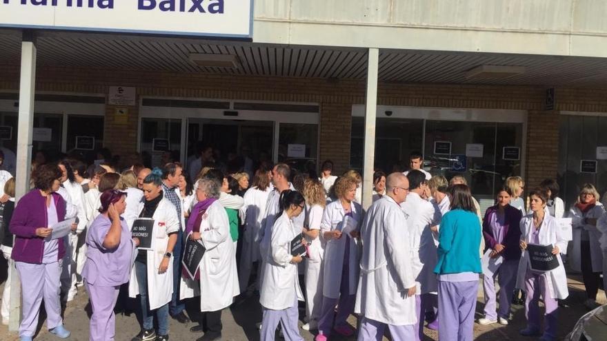 Concentración en el Hospital de la Vila Joiosa contra la agresión sexual a una trabajadora