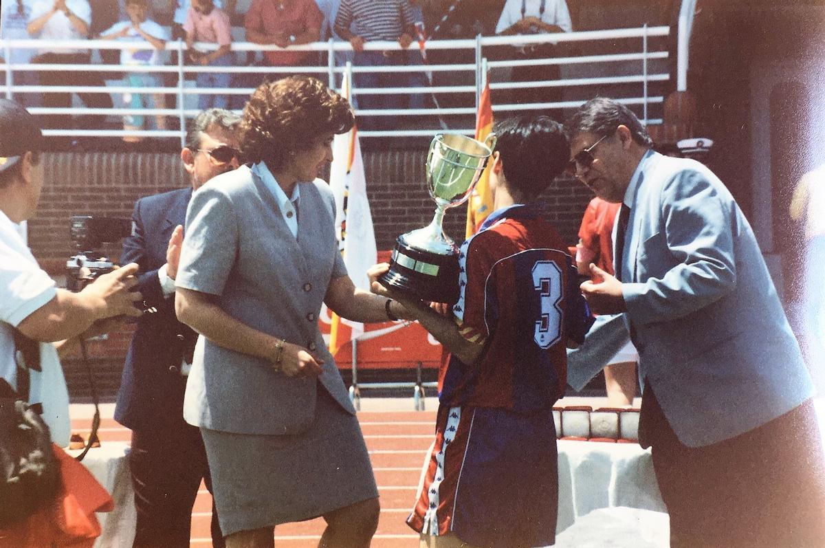 Momento de la entrega de la Copa de la Reina 1994 a la capitana Key Pulido