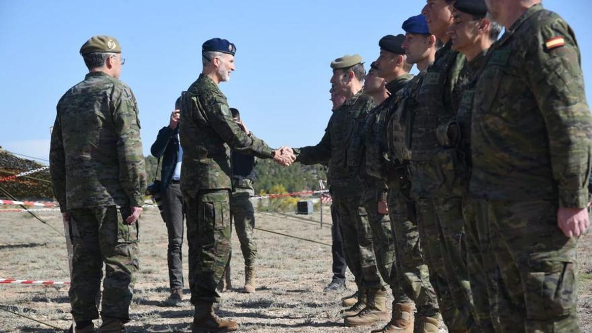 FOTOGALERÍA | Visita de Felipe VI a las maniobras militares de la OTAN en San Gregorio.