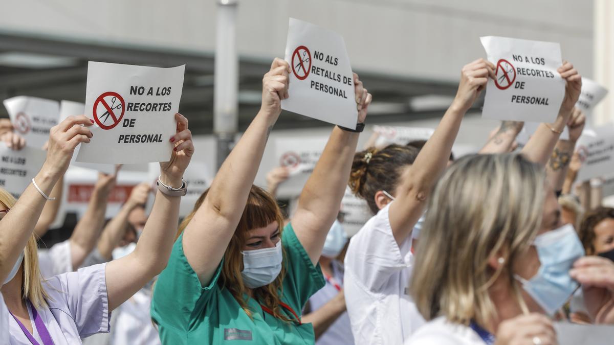 Varias sanitarias en una manifestación durante una concentración contra el cese de los contratos refuerzo Covid en la puerta del Hospital de La Fe (Valencia).