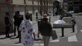 Un indigente fallece junto a la puerta de Hacienda en la plaza de la Montañeta en Alicante