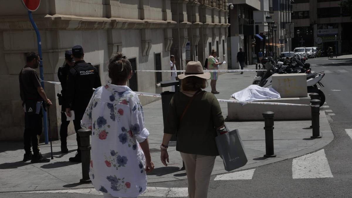 El cuerpo de la persona fallecida ha sido tapado con una sábana hasta la llegada de los servicios funerarios.