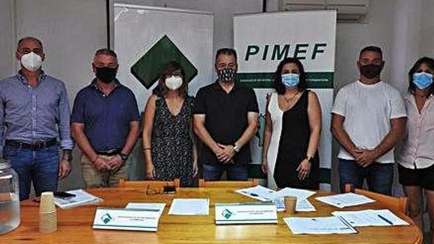 La directiva de la Pimef y algún asociado posan tras la asamblea anual celebrada en su sede.