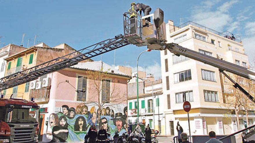 Momento en el que los bomberos rescatan a uno de los operarios atrapados sobre la grúa.