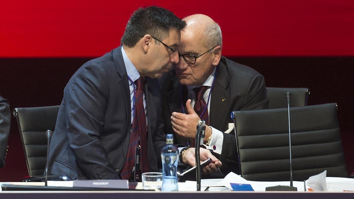 El presidente Bartomeu conversa con Carles Vilarrubi, en una imagen de archivo.