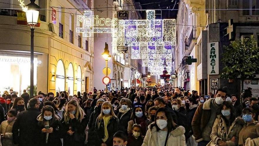 Multitud en el centro de Córdoba con el alumbrado de Navidad.