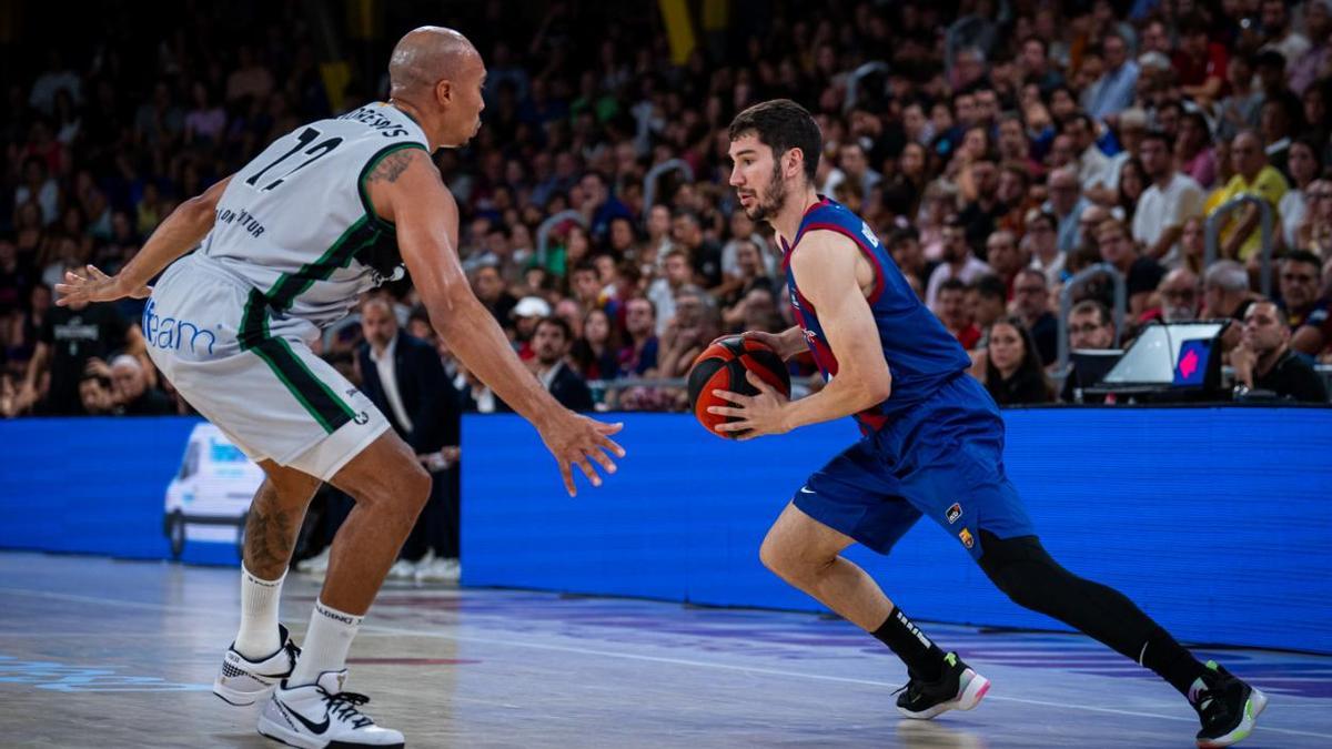 El azulgrana Brizuela intenta superar la defensa de Andrews en el partido