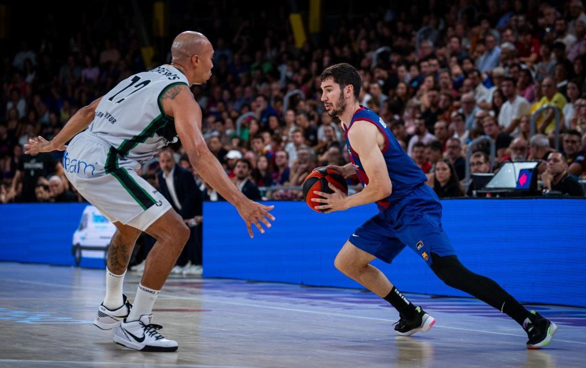 El azulgrana Brizuela intenta superar la defensa de Andrews en el partido El azulgrana Brizuela intenta superar la defensa de Andrews en el partido