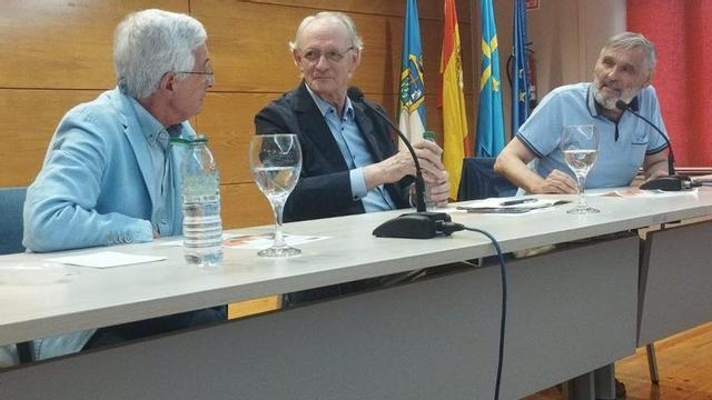 José Luis Marrón, Antón Costas y Julio Arbesú.  | M. Á. G.