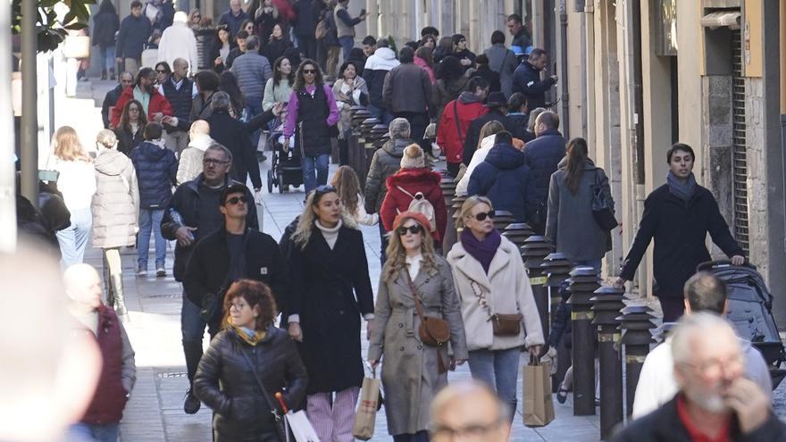 Girona gaudeix de la vigília de Nadal omplint els seus carrers