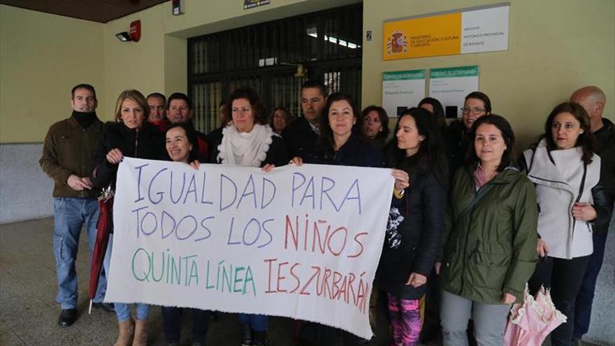 Un grupo de padres protesta para exigir un línea más de la ESO en el Zurbarán de Badajoz