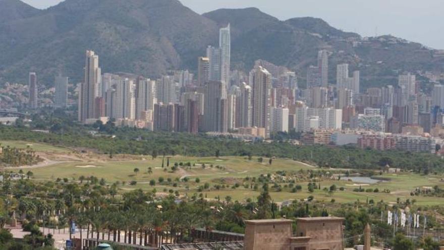 Zona de influencia de Terra Mítica, con los campos de golf y Benidorm al fondo, en una imagen de 2008.