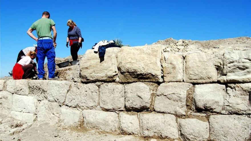 Completan la excavación en el viario occidental del yacimiento