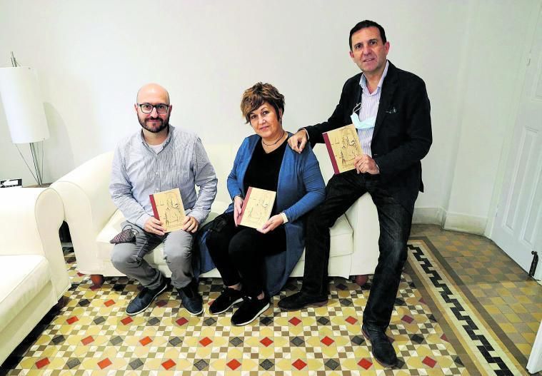 Abel (izquierda), Sonia y Rafael Fuentes, con la biografía que han escrito sobre su padre, esta semana en La Opinión.