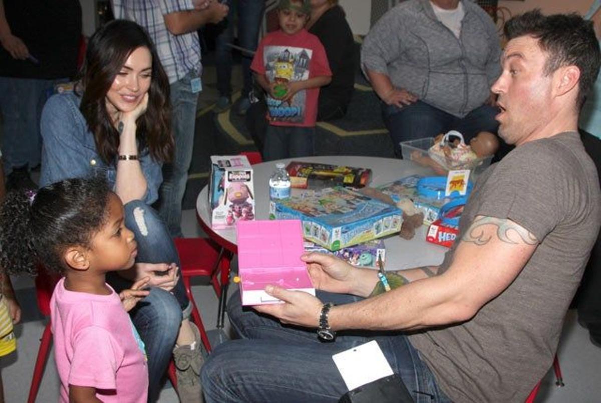 Megan Fox, con una niña y Brian Austin Green