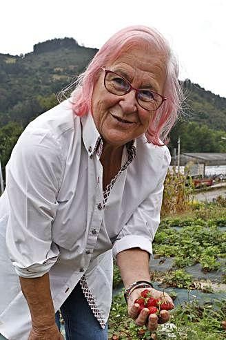 Viri Fernández, con fresas en su huerta de San Román. | Luisma Murias