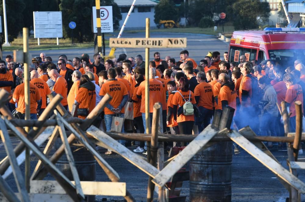 Marcha solidaria de trabajadores de Alcoa hasta el Banco de Alimentos