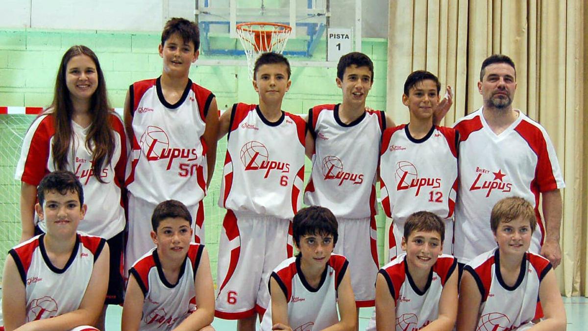 Aday Mara, el niño más alto, con el resto de sus compañeros del Basket Lupus alevín A, en la temporada 15-16. A la derecha arriba, Emilio Les, su entrenador.