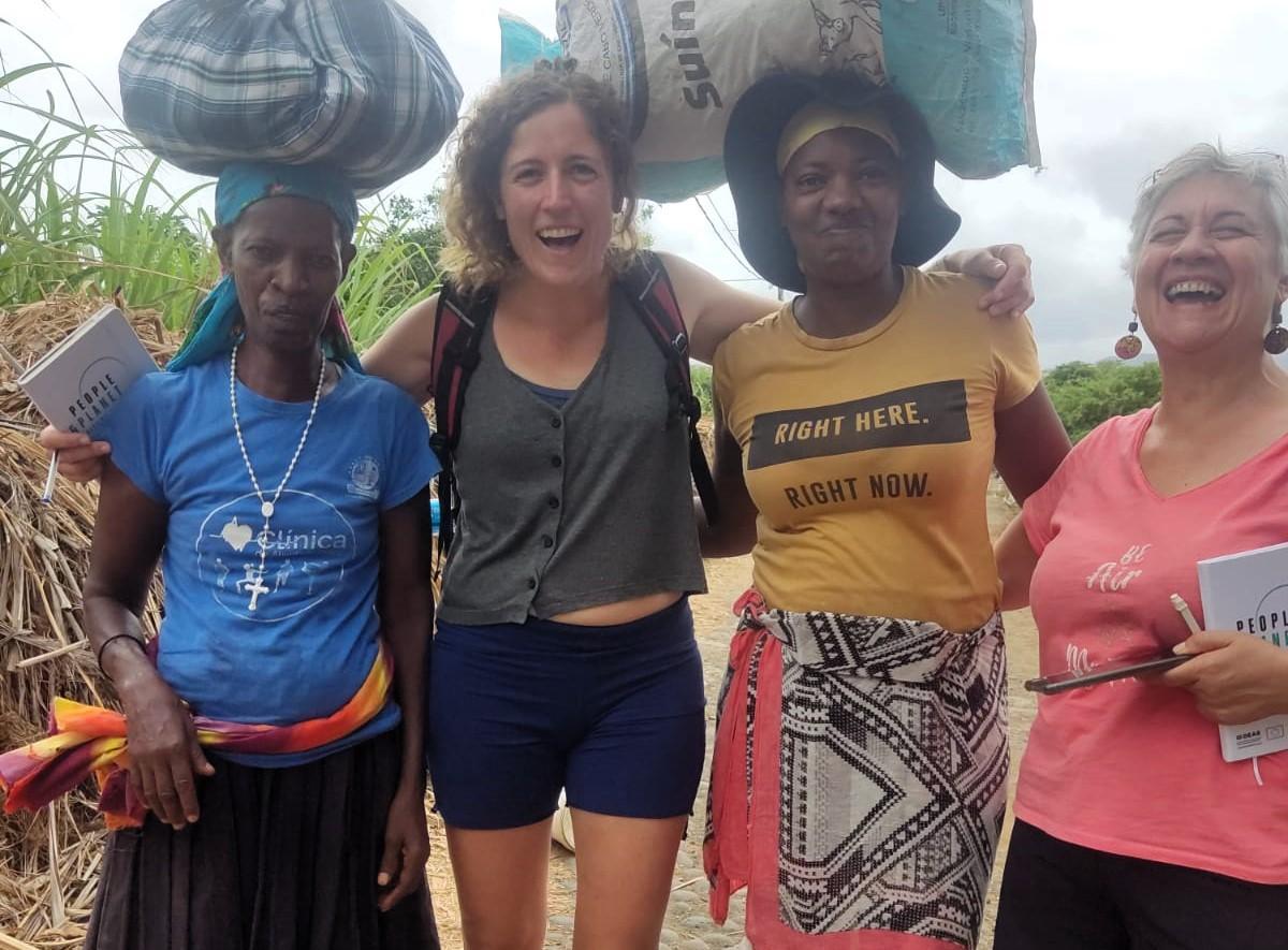 Carla Pérez, segunda izquierda, y Lola Landeira, cuarta, con vecinas de Cabo Verde en su estancia