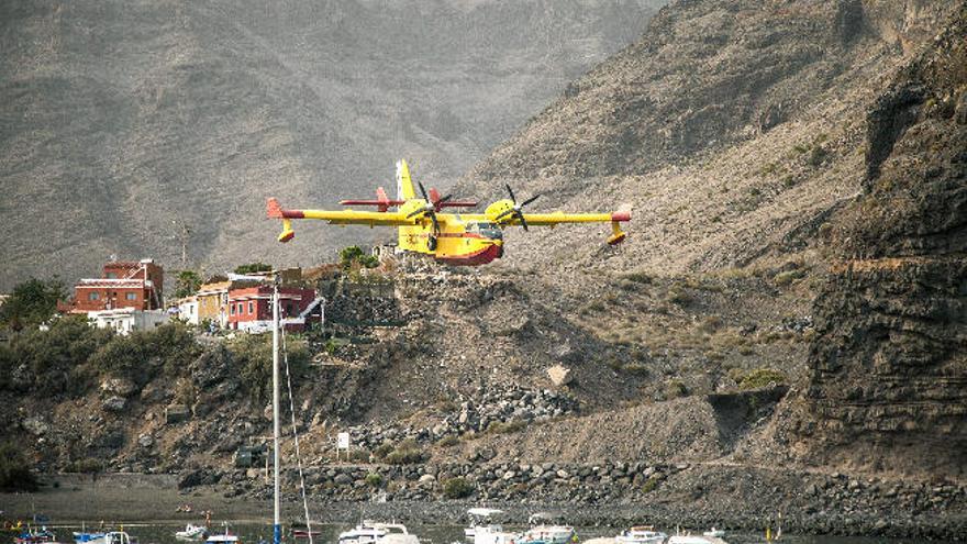 Un hidroavión durante los trabajos de extinción del incendio que afectó a La Gomera en 2012.