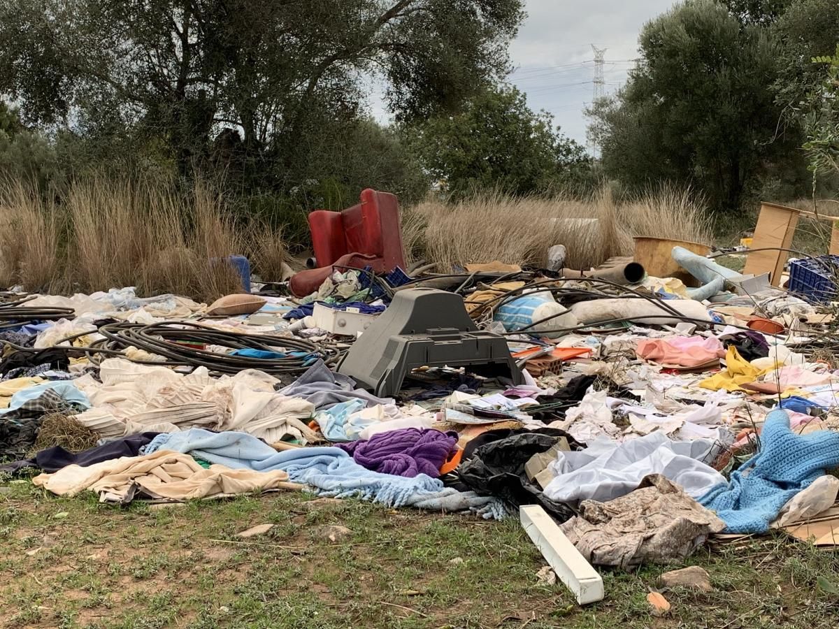 Toneladas de basura se acumulan en un macrovertedero ilegal de la Vall d'Uixó