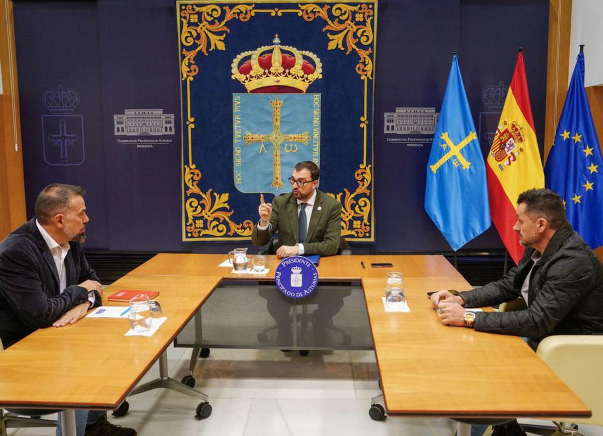 Por la izquierda, José Manuel Zapico, Adrián Barbón y Javier Fernández  Lanero, en una imagen de archivo.