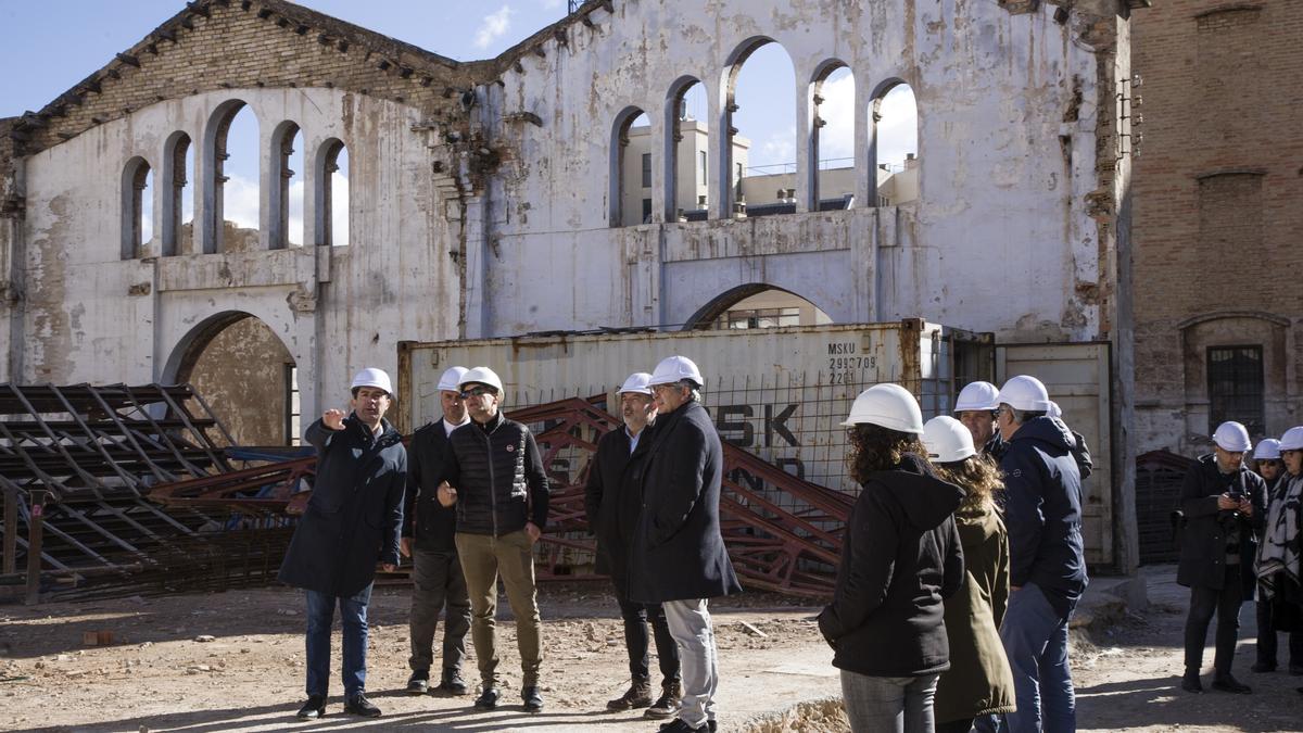 El alcalde de Alcoy, Toni Francés, y el concejal de Urbanismo, Jordi Martínez, entre otros, durante la visita a las obras de Rodes.