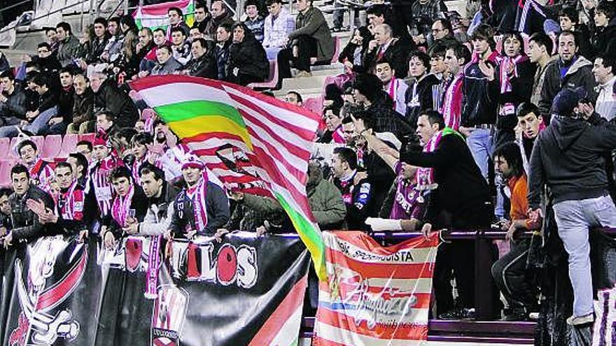 Aficionados del Sporting ayer en las gradas de Las Gaunas.